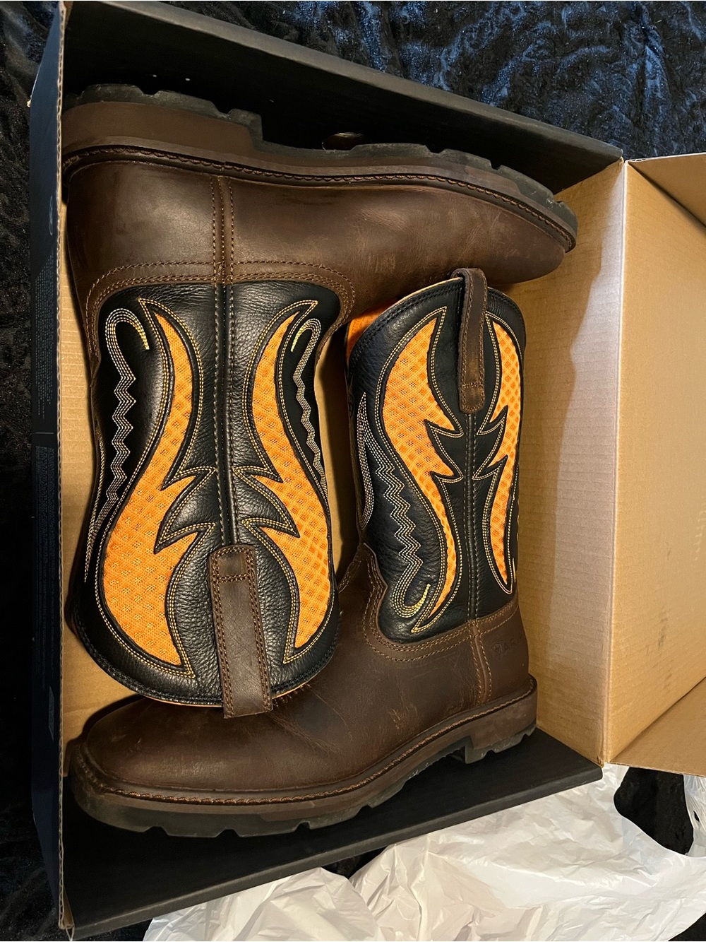 Men’s size 11 steel toe Ariat boots with box